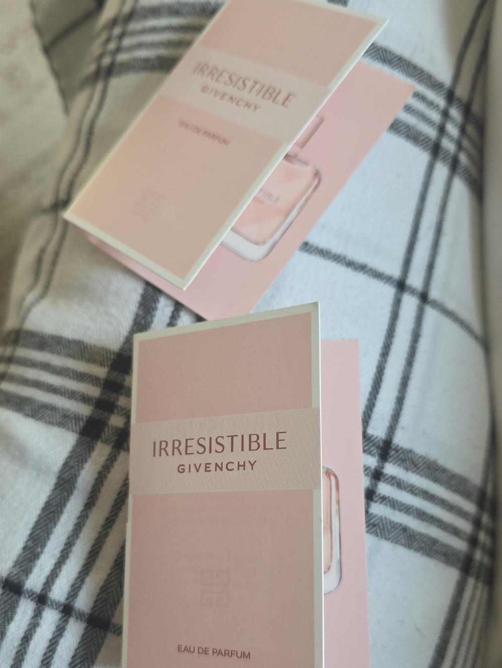 Givenchy Eau De Parfume 2 Sample Pk Irresistible